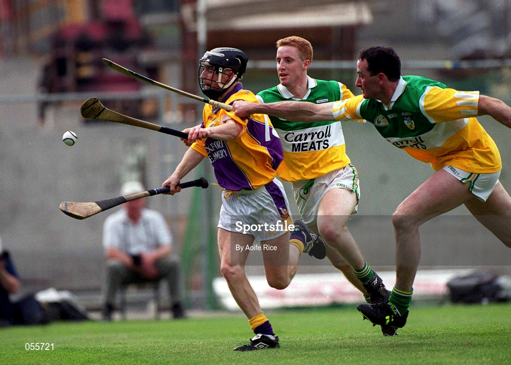 18 June 2000; Chris McGrath of Wexford in action against Simon Whelahan and Kevin Kinahan of Offaly during the Guinness Leinster Senior Hurling Championship Semi-Final match between Offaly and Wexford at Croke Park in Dublin. Photo by Aoife Rice/Sportsfile