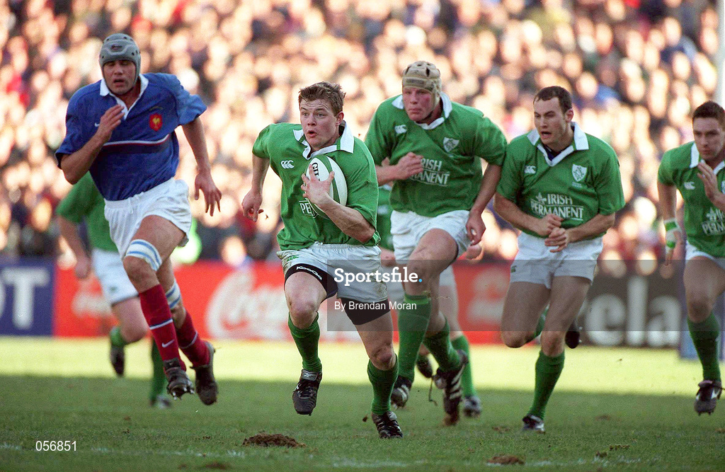 17 February 2001; Brian O'Driscoll of Ireland makes a break during the Lloyds TSB Six Nations Rugby Championship match between Ireland and France at Lansdowne Road in Dublin. Photo by Brendan Moran/Sportsfile
