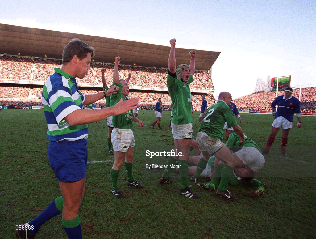 17 February 2001; Ireland players, including Peter Stringer and Malcolm O'Kelly celebrate at the final whistle during the Lloyds TSB Six Nations Rugby Championship match between Ireland and France at Lansdowne Road in Dublin. Photo by Brendan Moran/Sportsfile