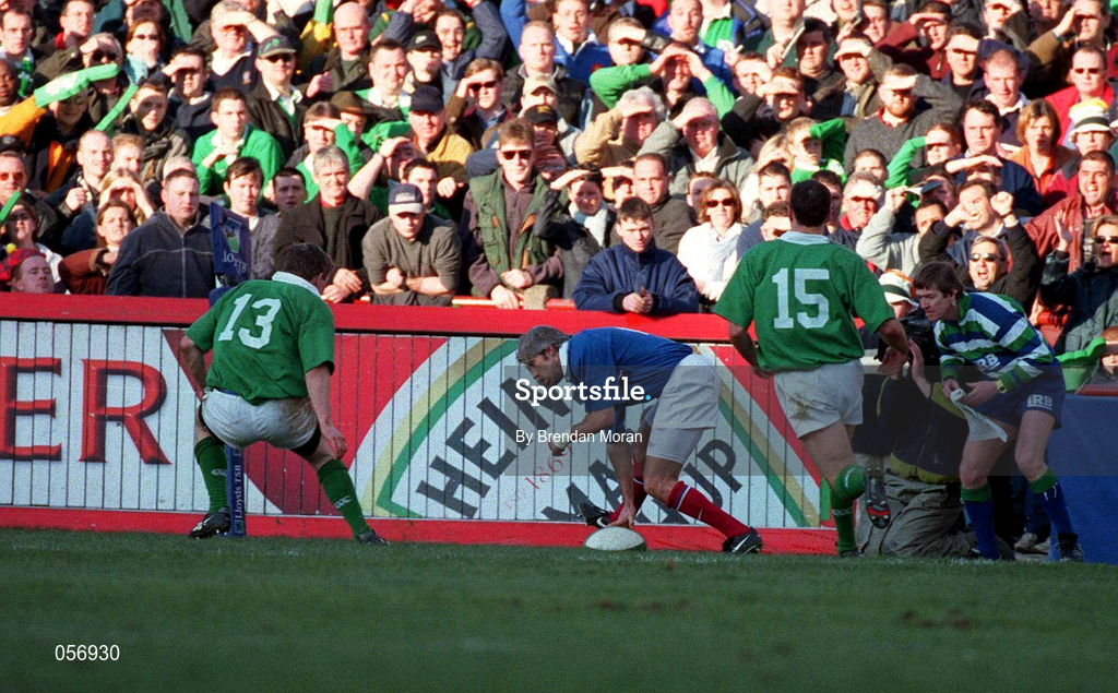 17 February 2001; Philippe Bernat-Salles of France scores his side's second try during the Lloyds TSB Six Nations Rugby Championship match between Ireland and France at Lansdowne Road in Dublin. Photo by Brendan Moran/Sportsfile