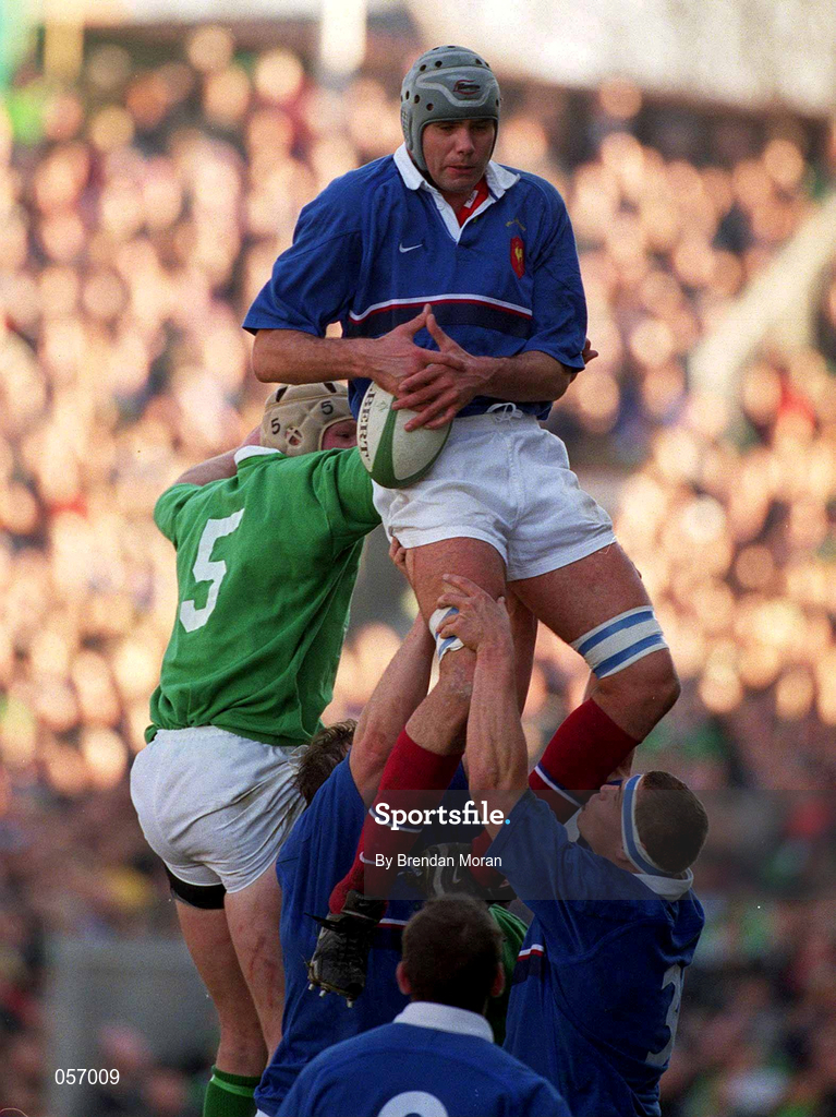 17 February 2001; David Auradon of France wins a lineout ahead of Malcolm O'Kelly of Ireland during the Lloyds TSB Six Nations Rugby Championship match between Ireland and France at Lansdowne Road in Dublin. Photo by Brendan Moran/Sportsfile