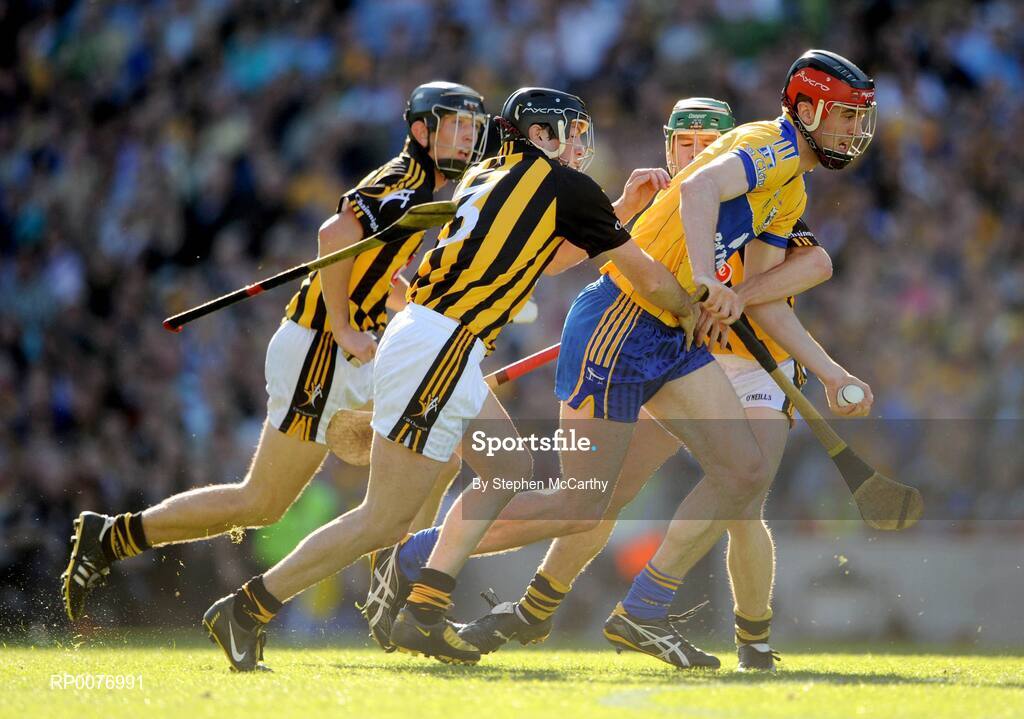 13 September 2009; Darach Honan, Clare, in action against Kilkenny players Paddy Nolan, 3, David Langton and Martin Walsh. Bord Gais Energy GAA All-Ireland U21 Hurling Championship Final, Clare v Kilkenny, Croke Park, Dublin. Picture credit: Stephen McCarthy / SPORTSFILE