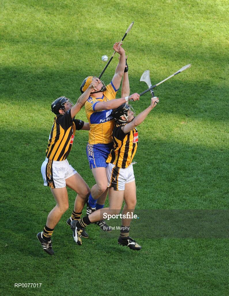 13 September 2009; John Conlon, Clare, in action against Mark Kelly and David Langton, Kilkenny. Bord Gais Energy GAA All-Ireland U21 Hurling Championship Final, Clare v Kilkenny, Croke Park, Dublin. Picture credit: Pat Murphy / SPORTSFILE