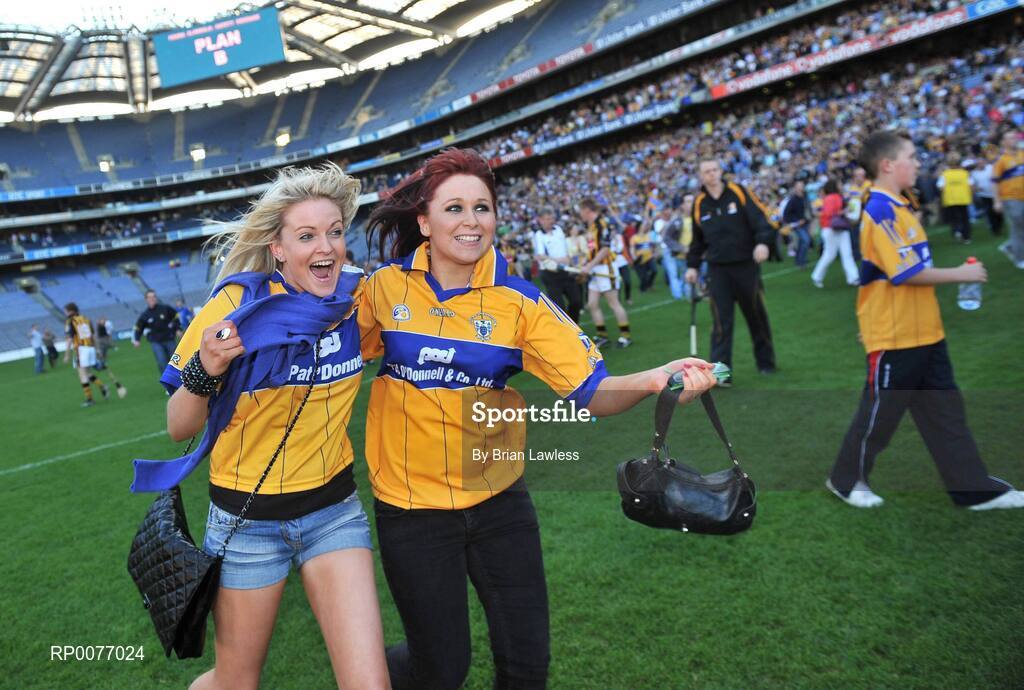 13 September 2009; Clare fans run onto the pitch in celebration. Bord Gais Energy GAA All-Ireland U21 Hurling Championship Final, Clare v Kilkenny, Croke Park, Dublin. Picture credit: Brian Lawless / SPORTSFILE