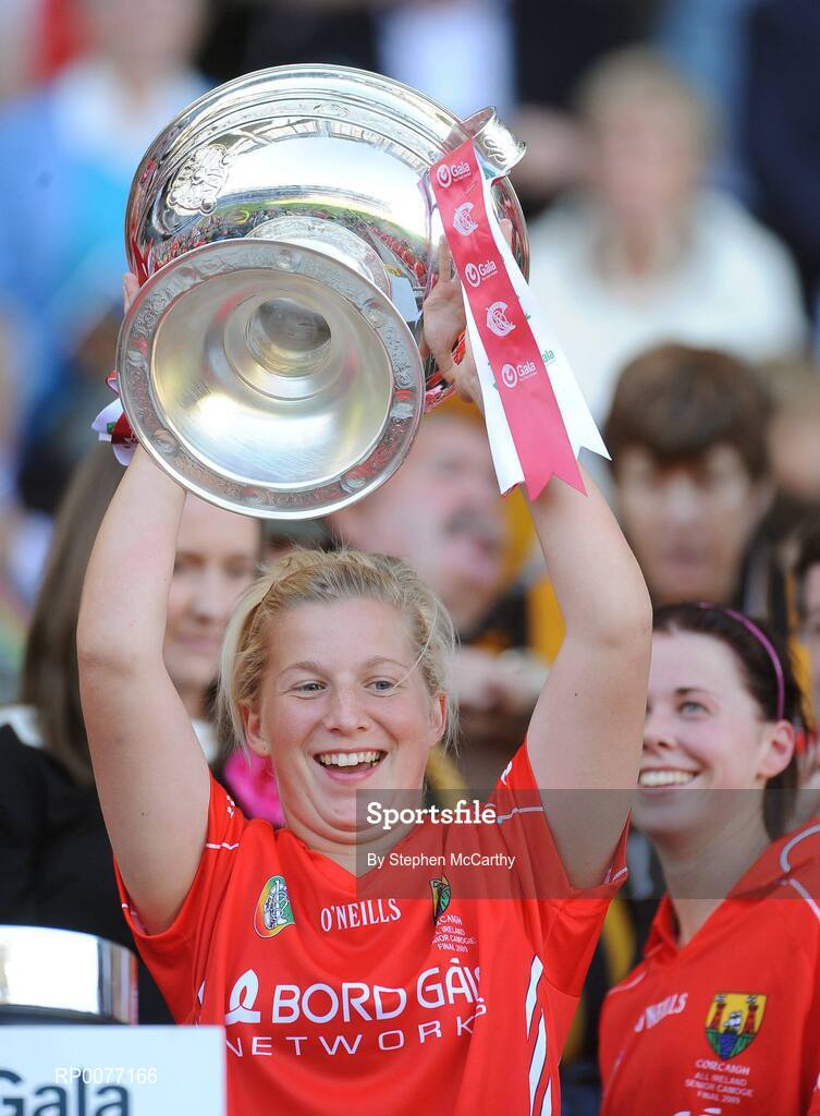 13 September 2009; Elaine O'Riordan, Cork, lifts the O'Duffy cup. Gala All-Ireland Senior Camogie Championship Final, Cork v Kilkenny, Croke Park, Dublin. Picture credit: Stephen McCarthy / SPORTSFILE