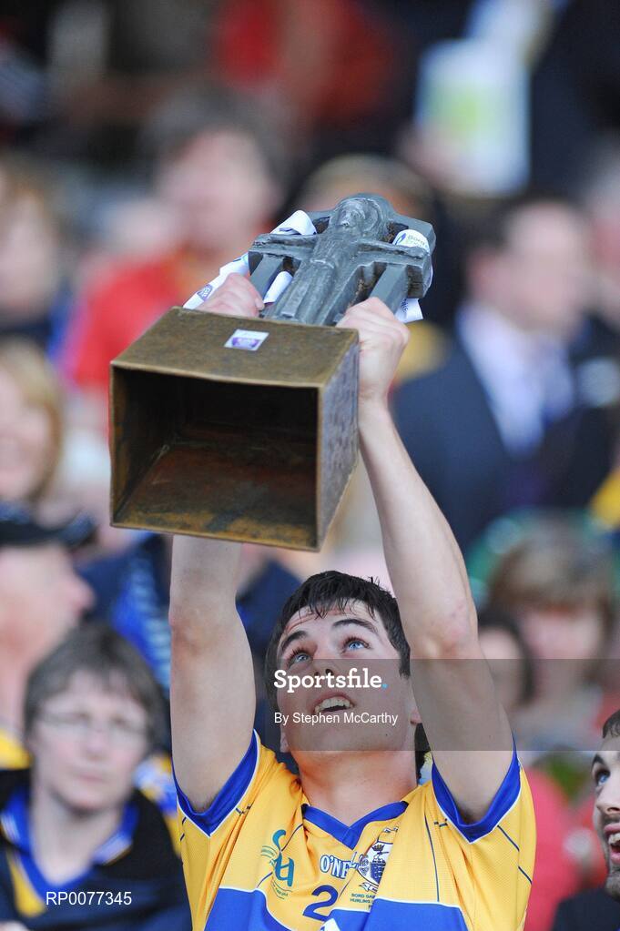 13 September 2009; Joe O'Connor, Clare, lifts the trophy. Bord Gais Energy GAA All-Ireland U21 Hurling Championship Final, Clare v Kilkenny, Croke Park, Dublin. Picture credit: Stephen McCarthy / SPORTSFILE