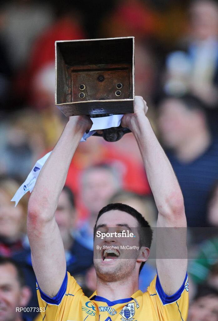 13 September 2009; Darach Honan, Clare, lifts the trophy. Bord Gais Energy GAA All-Ireland U21 Hurling Championship Final, Clare v Kilkenny, Croke Park, Dublin. Picture credit: Stephen McCarthy / SPORTSFILE