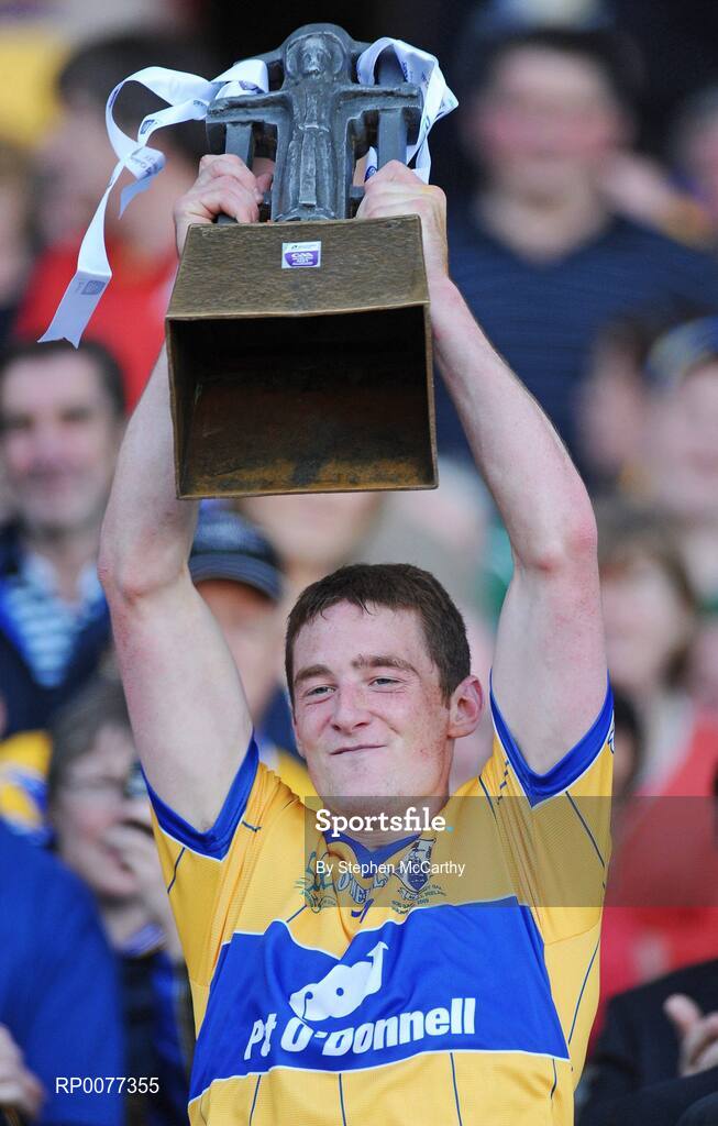13 September 2009; Cian Dillon, Clare, lifts the trophy. Bord Gais Energy GAA All-Ireland U21 Hurling Championship Final, Clare v Kilkenny, Croke Park, Dublin. Picture credit: Stephen McCarthy / SPORTSFILE