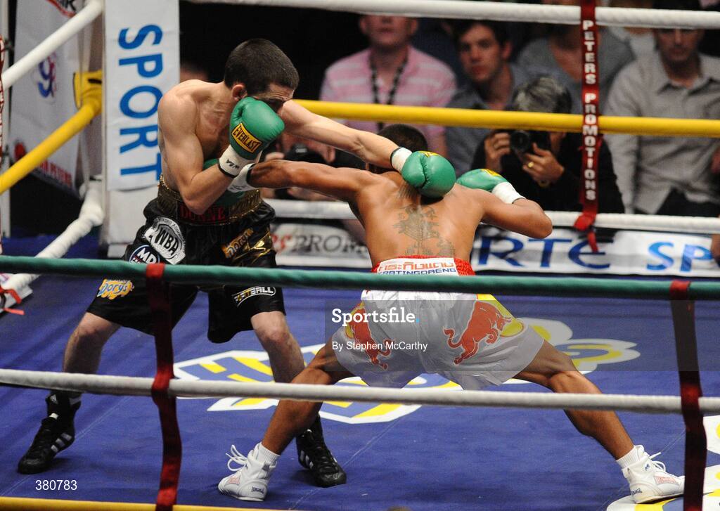 26 September 2009; Poonsawat Kratingdaenggym, right, ducks a left from Bernard Dunne during the 1st round of their WBA World Super Bantamweight title fight. Hunky Dorys World Title Fight Night, Bernard Dunne v Poonsawat Kratingdaenggym, The O2, Dublin. Picture credit: Stephen McCarthy / SPORTSFILE