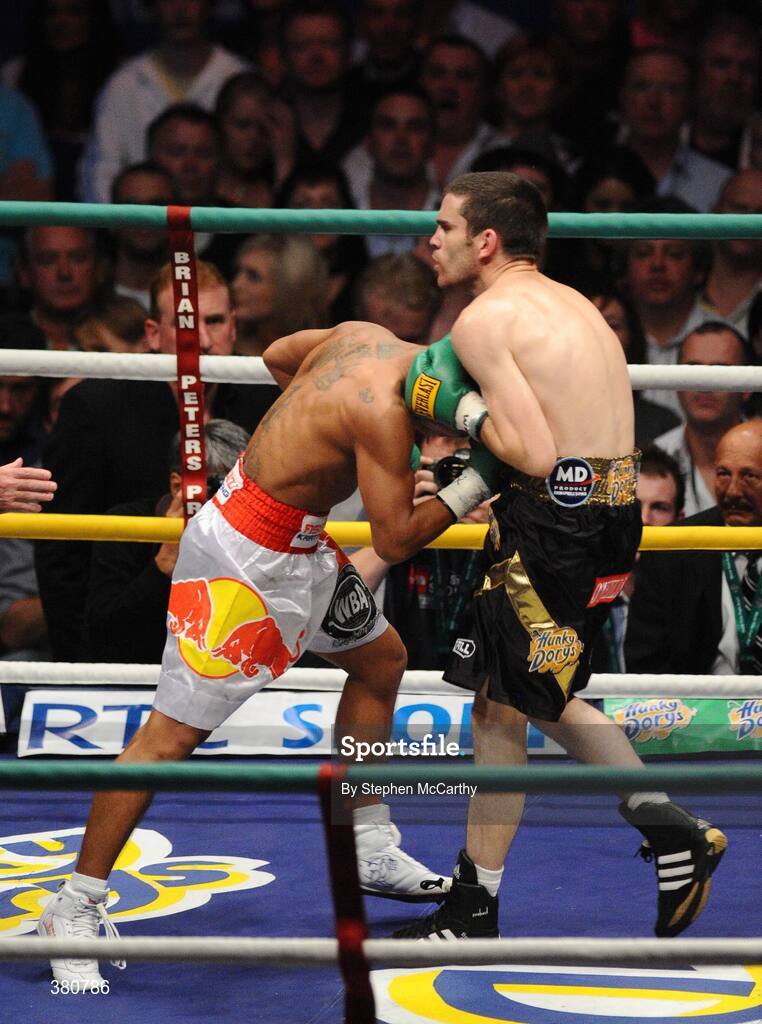26 September 2009; Bernard Dunne exchanges punches with Poonsawat Kratingdaenggym, left, during the 1st round of their WBA World Super Bantamweight title fight. Hunky Dorys World Title Fight Night, Bernard Dunne v Poonsawat Kratingdaenggym, The O2, Dublin. Picture credit: Stephen McCarthy / SPORTSFILE