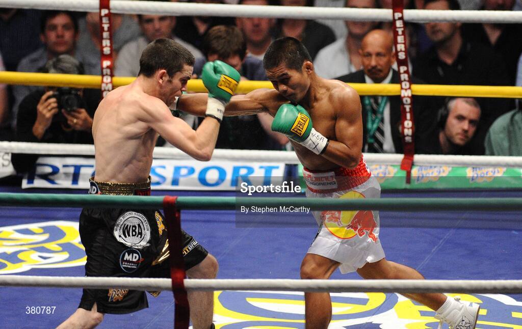 26 September 2009; Bernard Dunne exchanges punches with Poonsawat Kratingdaenggym, right, during the 2nd round of their WBA World Super Bantamweight title fight. Hunky Dorys World Title Fight Night, Bernard Dunne v Poonsawat Kratingdaenggym, The O2, Dublin. Picture credit: Stephen McCarthy / SPORTSFILE