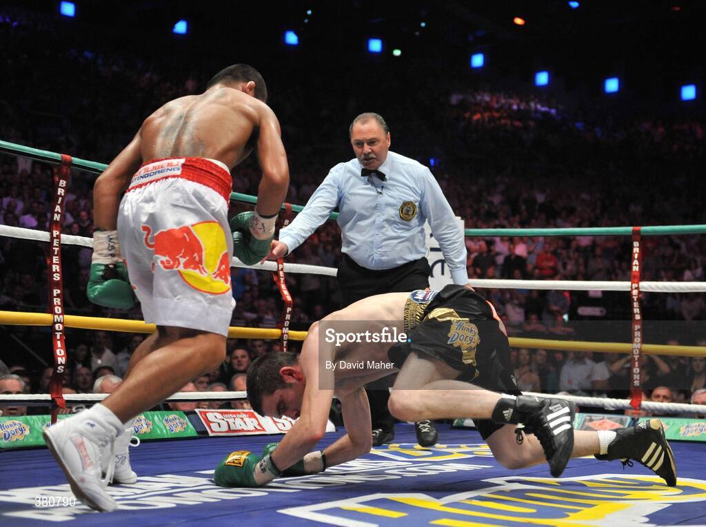 26 September 2009; Bernard Dunne hits the canvas in the 3rd round during the WBA World Super Bantamweight title fight. Hunky Dorys World Title Fight Night, Bernard Dunne v Poonsawat Kratingdaenggym, The O2, Dublin. Picture credit: David Maher / SPORTSFILE