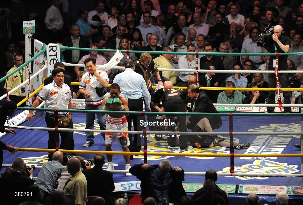 26 September 2009; Poonsawat Kratingdaenggym celebrates his victory over Bernard Dunne to win the WBA World Super Bantamweight title. Hunky Dorys World Title Fight Night, Bernard Dunne v Poonsawat Kratingdaenggym, The O2, Dublin. Picture credit: Stephen McCarthy / SPORTSFILE