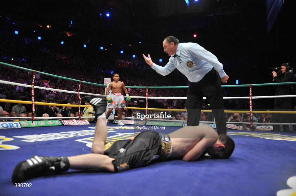 26 September 2009; Bernard Dunne hits the canvas in the 3rd round of the WBA World Super Bantamweight title fight. Hunky Dorys World Title Fight Night, Bernard Dunne v Poonsawat Kratingdaenggym, The O2, Dublin. Picture credit: David Maher / SPORTSFILE