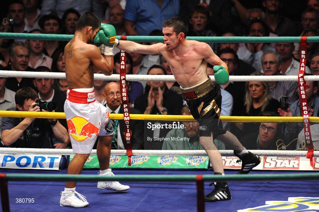26 September 2009; Bernard Dunne lands a right on Poonsawat Kratingdaenggym during the second round of their WBA World Super Bantamweight title fight. Hunky Dorys World Title Fight Night, Bernard Dunne v Poonsawat Kratingdaenggym, The O2, Dublin. Picture credit: Stephen McCarthy / SPORTSFILE