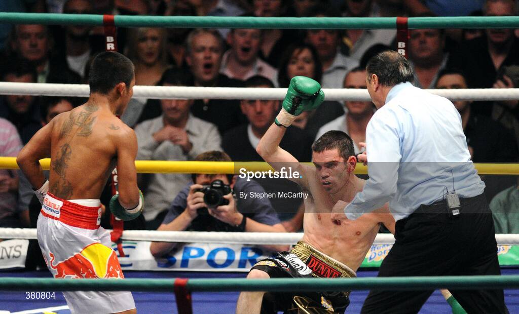 26 September 2009; Bernard Dunne falls to the canvas for the second time during the third round of his WBA World Super Bantamweight title fight, with Poonsawat Kratingdaenggym. Hunky Dorys World Title Fight Night, Bernard Dunne v Poonsawat Kratingdaenggym, The O2, Dublin. Picture credit: Stephen McCarthy / SPORTSFILE