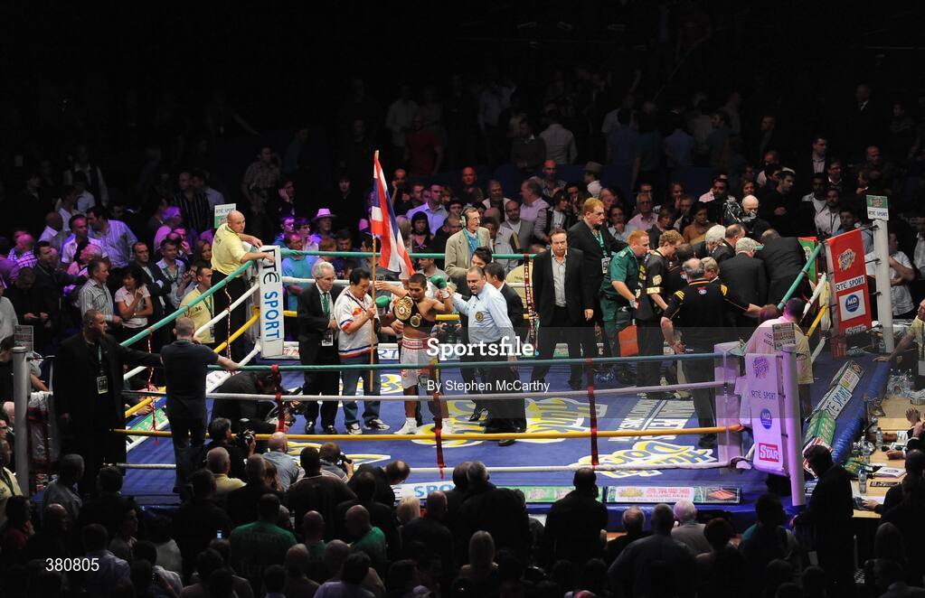 26 September 2009; Poonsawat Kratingdaenggym celebrates after beating Bernard Dunne on the three knockdown rule after 2 minutes 57 seconds of the third round of their WBA World Super Bantamweight title fight. Hunky Dorys World Title Fight Night, Bernard Dunne v Poonsawat Kratingdaenggym, The O2, Dublin. Picture credit: Stephen McCarthy / SPORTSFILE