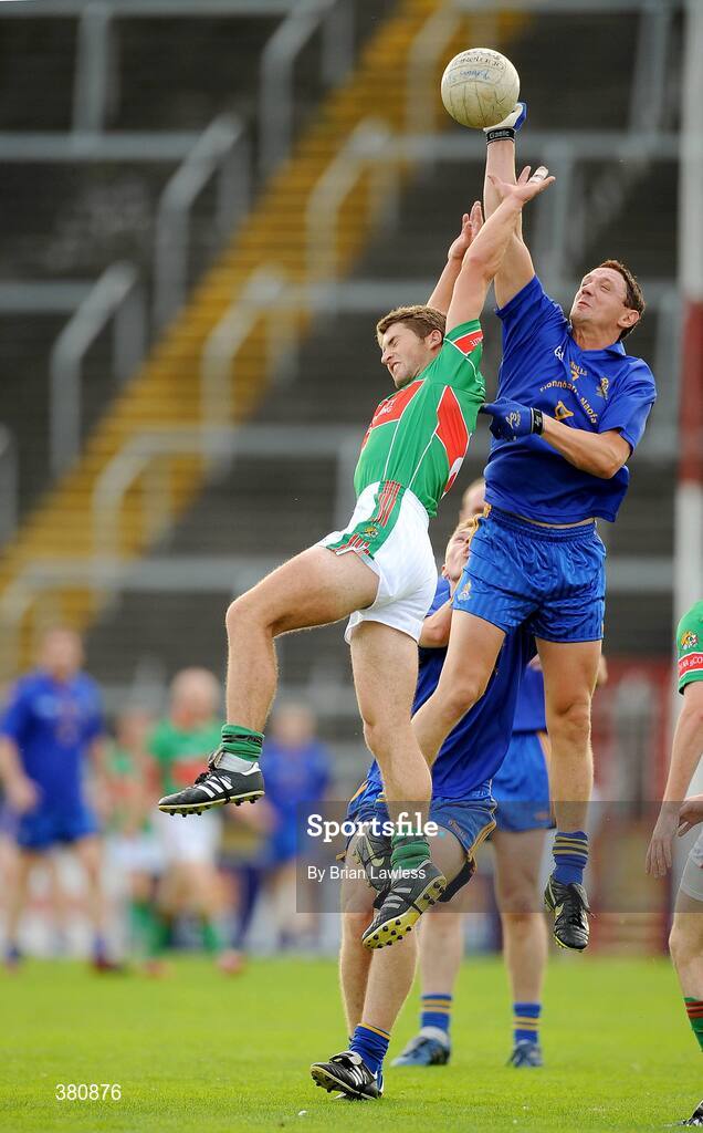 27 September 2009; Michael Ryan, St. Finbarr's, in action against Sean Nagle, Clonakilty. Cork County Senior Football Final, St. Finbarr's v Clonakilty, Páirc Uí Chaoimh, Cork. Picture credit: Brian Lawless / SPORTSFILE
