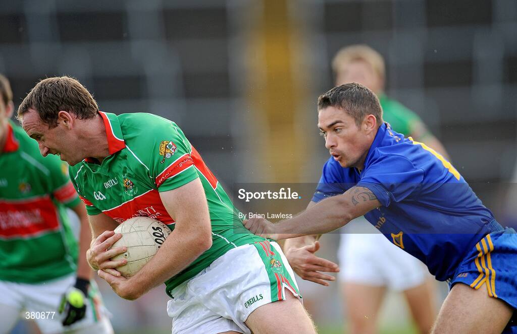 27 September 2009; Noel Griffin, Clonakilty, in action against Robert O'Mahony, St. Finbarr's. Cork County Senior Football Final, St. Finbarr's v Clonakilty, Páirc Uí Chaoimh, Cork. Picture credit: Brian Lawless / SPORTSFILE