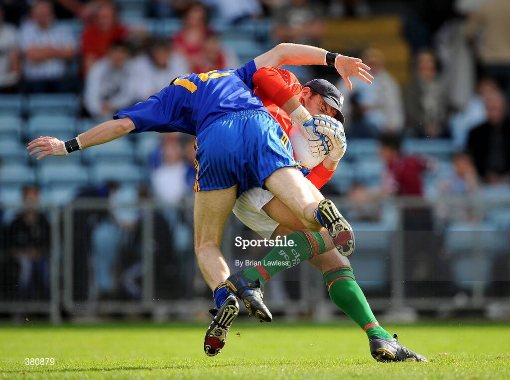 27 September 2009; Eamon Harte, Clonakilty goalkeeper, is tackled by Jim O'Donoghue, St. Finbarr's. Cork County Senior Football Final, St. Finbarr's v Clonakilty, Páirc Uí Chaoimh, Cork. Picture credit: Brian Lawless / SPORTSFILE