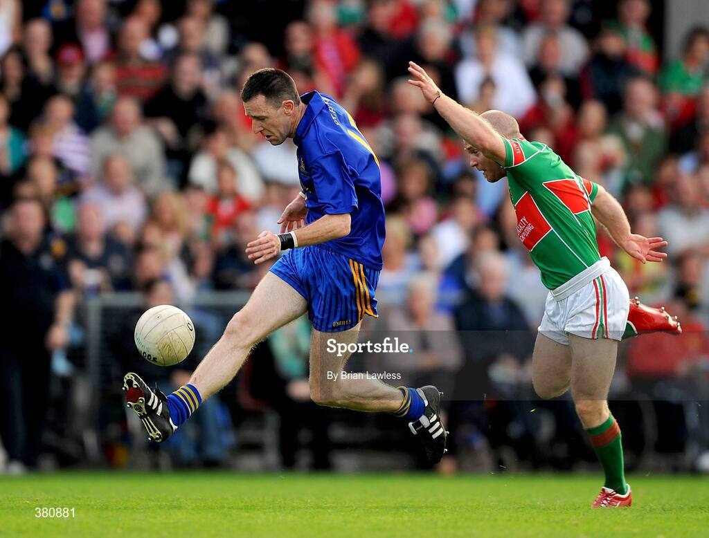 27 September 2009; Jim O'Donoghue, St. Finbarr's, in action against Martin O'Brien, Clonakilty. Cork County Senior Football Final, St. Finbarr's v Clonakilty, Páirc Uí Chaoimh, Cork. Picture credit: Brian Lawless / SPORTSFILE