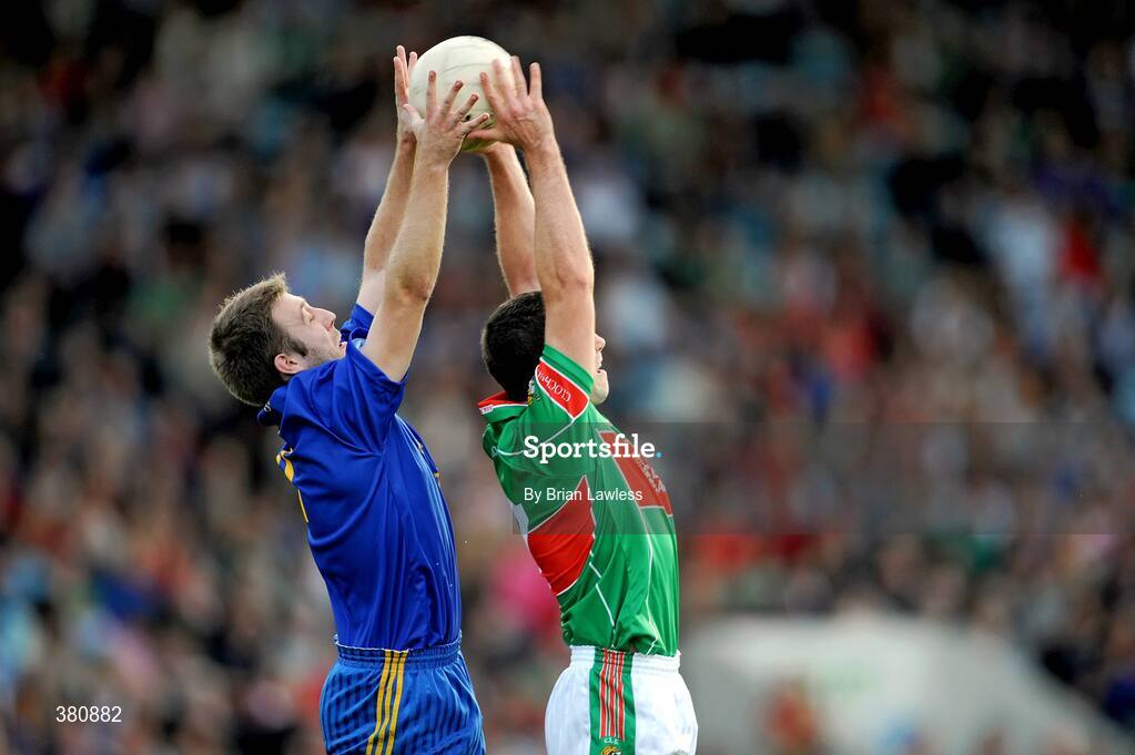 27 September 2009; Greg Leahy, St. Finbarr's, in action against Nigel Hayes, Clonakilty. Cork County Senior Football Final, St. Finbarr's v Clonakilty, Páirc Uí Chaoimh, Cork. Picture credit: Brian Lawless / SPORTSFILE