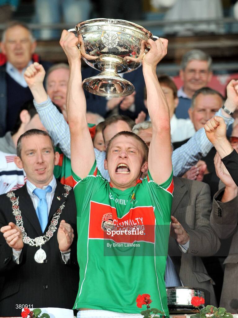 27 September 2009; Timmy Anglin, Clonakilty, lifts the cup. Cork County Senior Football Final, St. Finbarr's v Clonakilty, Páirc Uí Chaoimh, Cork. Picture credit: Brian Lawless / SPORTSFILE