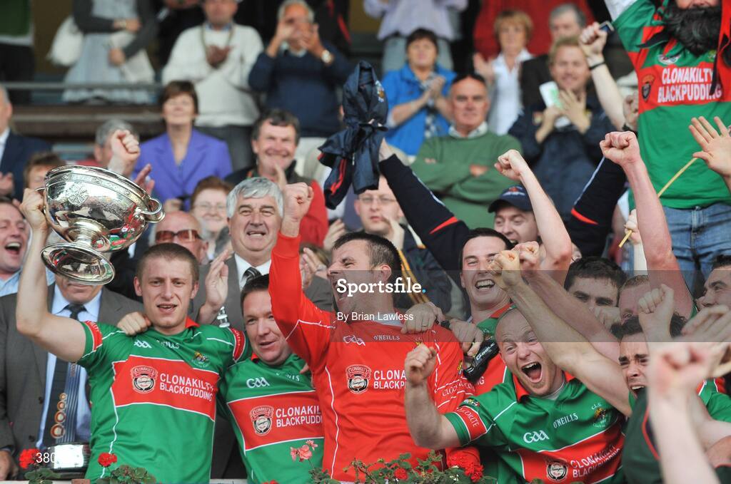 27 September 2009; Timmy Anglin, Clonakilty captain, lifts the cup with his team-mates. Cork County Senior Football Final, St. Finbarr's v Clonakilty, Páirc Uí Chaoimh, Cork. Picture credit: Brian Lawless / SPORTSFILE