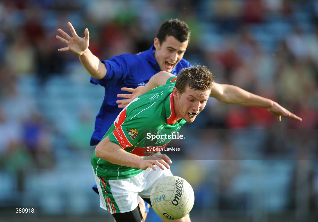 27 September 2009; Conor McManus, Clonakilty, in action against Ross O'Dwyer, St. Finbarr's. Cork County Senior Football Final, St. Finbarr's v Clonakilty, Páirc Uí Chaoimh, Cork. Picture credit: Brian Lawless / SPORTSFILE