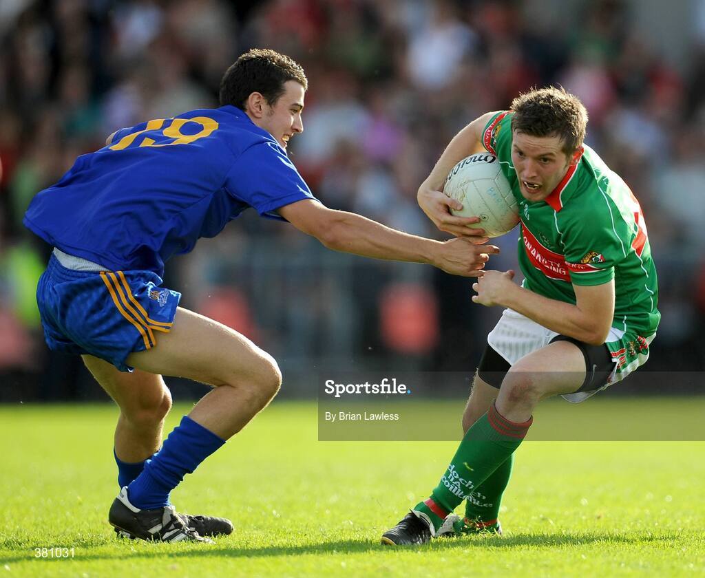 27 September 2009; Conor McManus, Clonakilty, in action against Ross O'Dwyer, St. Finbarr's. Cork County Senior Football Final, St. Finbarr's v Clonakilty, Páirc Uí Chaoimh, Cork. Picture credit: Brian Lawless / SPORTSFILE