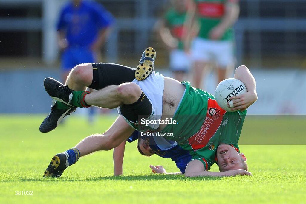 27 September 2009; Conor McManus, Clonakilty, in action against Ross O'Dwyer, St. Finbarr's. Cork County Senior Football Final, St. Finbarr's v Clonakilty, Páirc Uí Chaoimh, Cork. Picture credit: Brian Lawless / SPORTSFILE