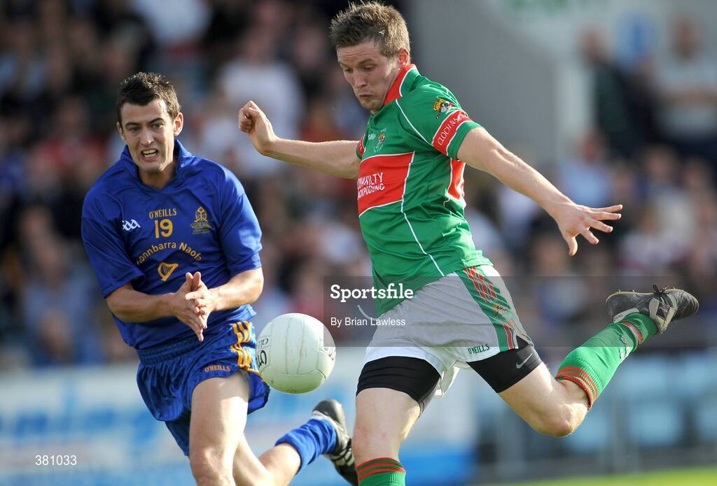 27 September 2009; Conor McManus, Clonakilty, in action against Ross O'Dwyer, St. Finbarr's. Cork County Senior Football Final, St. Finbarr's v Clonakilty, Páirc Uí Chaoimh, Cork. Picture credit: Brian Lawless / SPORTSFILE