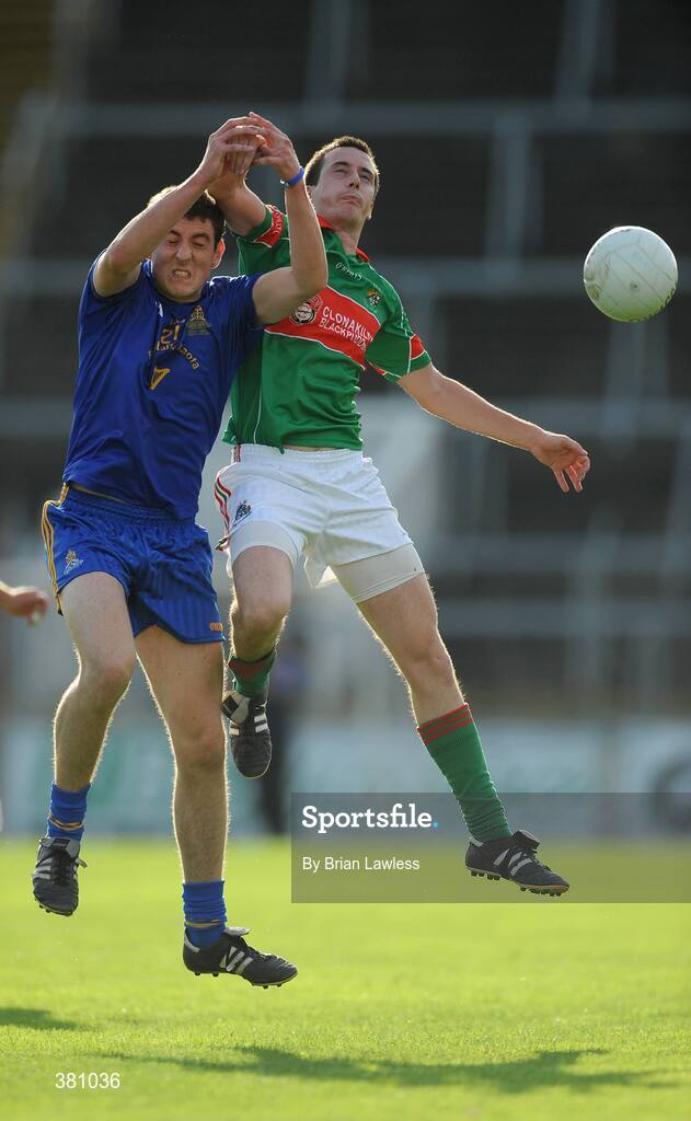 27 September 2009; Denis Murphy, Clonakilty, in action against Colin O'Sullivan, St. Finbarr's. Cork County Senior Football Final, St. Finbarr's v Clonakilty, Páirc Uí Chaoimh, Cork. Picture credit: Brian Lawless / SPORTSFILE