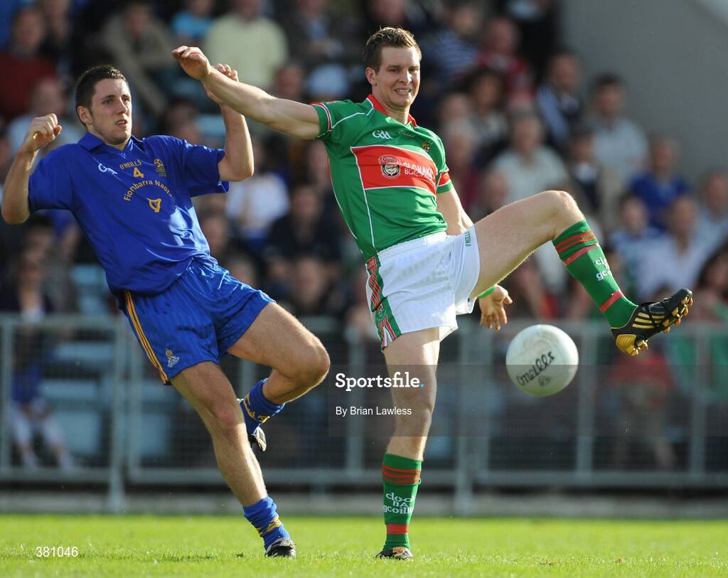 27 September 2009; Colm Callanan, Clonakilty, in action against Glenn O'Connor, St. Finbarr's. Cork County Senior Football Final, St. Finbarr's v Clonakilty, Páirc Uí Chaoimh, Cork. Picture credit: Brian Lawless / SPORTSFILE