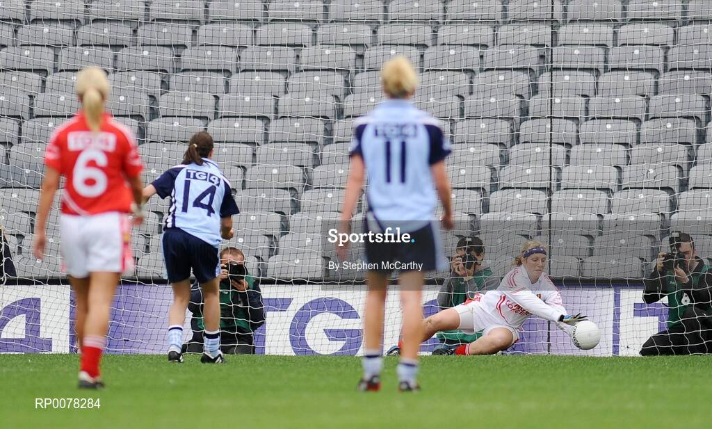 27 September 2009; Cork goalkeeper Elaine Harte saves a penalty from Sinéad Aherne, Dublin. TG4 All-Ireland Ladies Football Senior Championship Final, Cork v Dublin, Croke Park, Dublin. Picture credit: Stephen McCarthy / SPORTSFILE