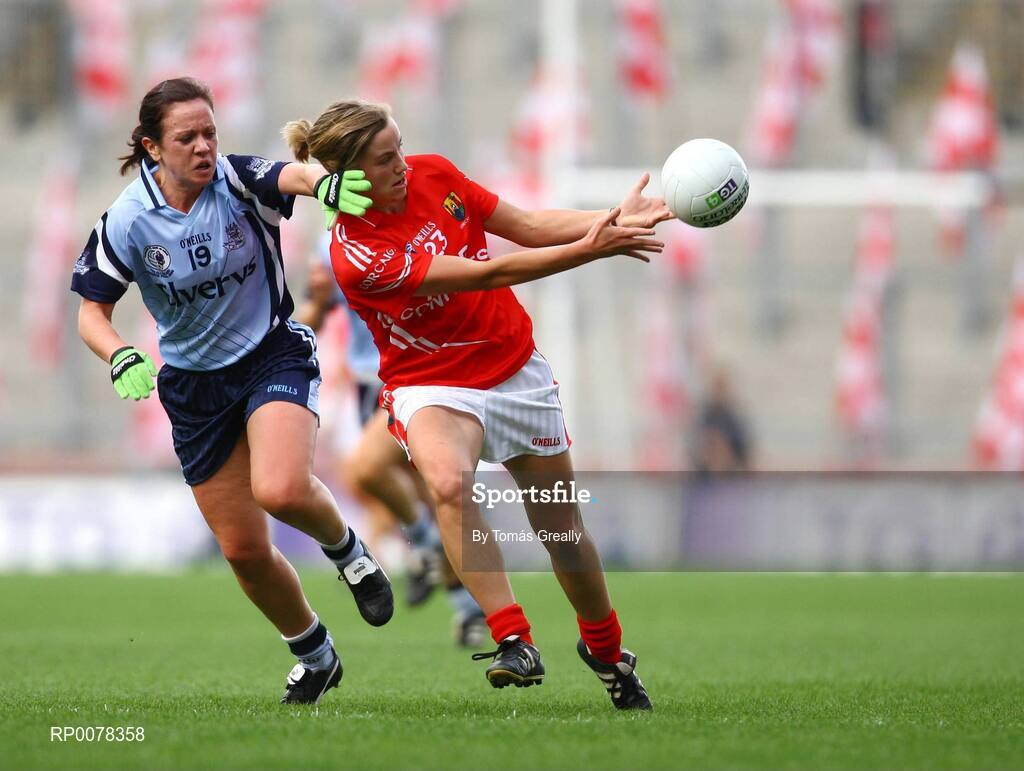 27 September 2009; Laura McMahon, Cork, in action against Louise Kidd, Dublin. TG4 All-Ireland Ladies Football Senior Championship Final, Cork v Dublin, Croke Park, Dublin. Picture credit: Tomás Greally / SPORTSFILE