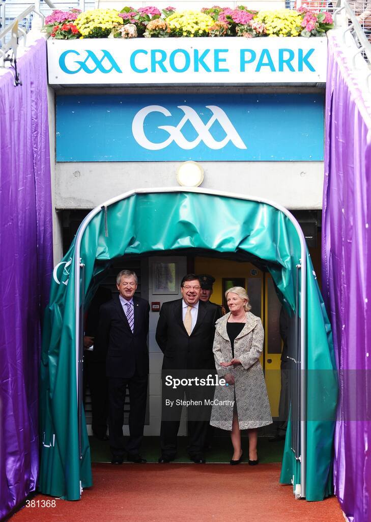 20 September 2009; An Taoiseach Brian Cowen, T.D., centre, Paraic Duffy, Ard Stiurthoir of the GAA, and his wife Vera prepare to take their seats. ESB GAA Football All-Ireland Minor Championship Final, Armagh v Mayo, Croke Park, Dublin. Picture credit: Stephen McCarthy / SPORTSFILE