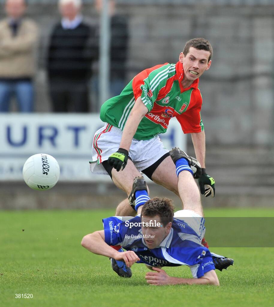 4 October 2009; Conor Lynam, St Loman's, Mullingar, in action against Padraig Rattigan, Garrycastle. Westmeath County Senior Football Final, St Loman's, Mullingar v Garrycastle, Cusack Park, Mullingar, Co. Westmeath. Picture credit: David Maher / SPORTSFILE