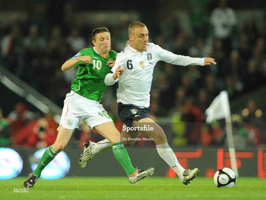 10 October 2009; Daniele De Rossi, Italy, in action against Robbie Keane, Republic of Ireland. 2010 FIFA World Cup Qualifier, Republic of Ireland v Italy, Croke Park, Dublin. Picture credit: Brendan Moran / SPORTSFILE