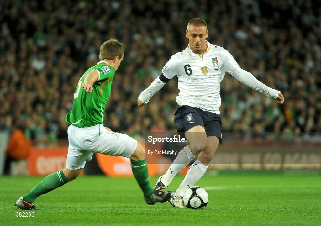10 October 2009; Daniele De Rossi, Italy, in action against Glenn Whelan, Republic of Ireland. 2010 FIFA World Cup Qualifier, Republic of Ireland v Italy, Croke Park, Dublin. Picture credit: Pat Murphy / SPORTSFILE