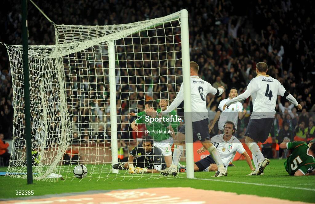 10 October 2009; Sean St. Ledger, Republic of Ireland, turns to celebrate after scoring his side's second goal. 2010 FIFA World Cup Qualifier, Republic of Ireland v Italy, Croke Park, Dublin. Picture credit: Pat Murphy / SPORTSFILE