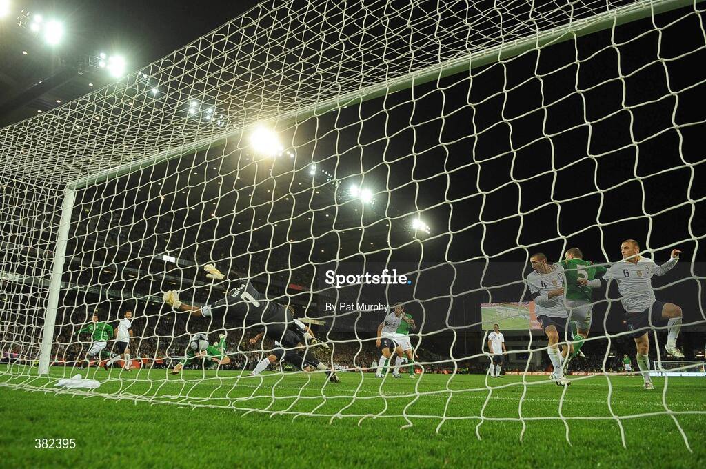 10 October 2009; Sean St Ledger, Republic of Ireland, scores his side's second goal. 2010 FIFA World Cup Qualifier, Republic of Ireland v Italy, Croke Park, Dublin. Picture credit: Pat Murphy / SPORTSFILE