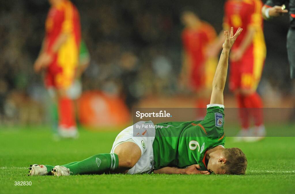 14 October 2009; Martin Rowlands, Republic of Ireland, signals for attention after picking up a suspected cruciate ligament injury. 2010 FIFA World Cup Qualifier, Republic of Ireland v Montenegro, Croke Park, Dublin. Picture credit: Pat Murphy / SPORTSFILE