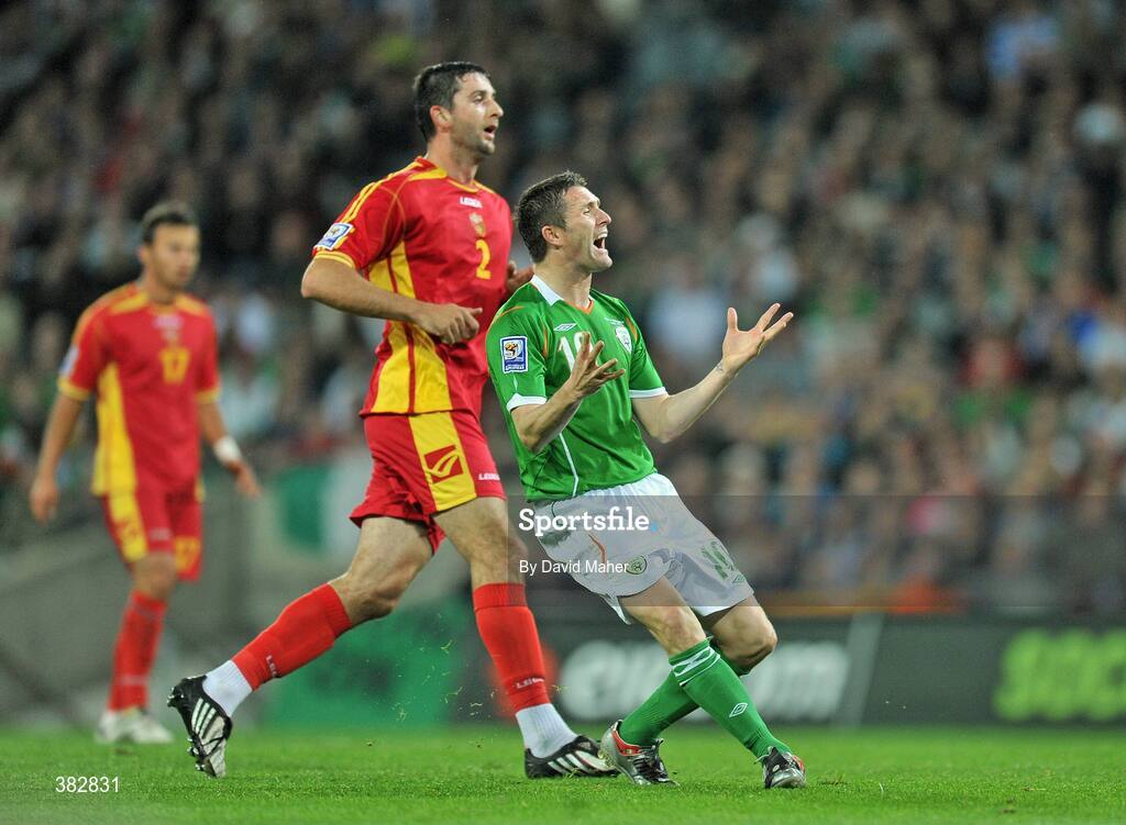 14 October 2009; Rbbie Keane, Republic of Ireland, reacts after failing to reach a pass. 2010 FIFA World Cup Qualifier, Republic of Ireland v Montenegro, Croke Park, Dublin. Picture credit: David Maher / SPORTSFILE