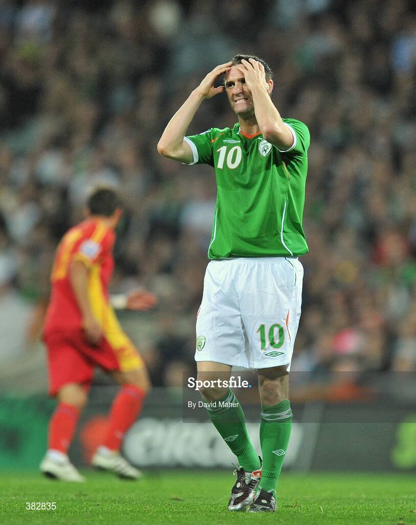14 October 2009; Rbbie Keane, Republic of Ireland, reacts after failing to reach a pass. 2010 FIFA World Cup Qualifier, Republic of Ireland v Montenegro, Croke Park, Dublin. Picture credit: David Maher / SPORTSFILE