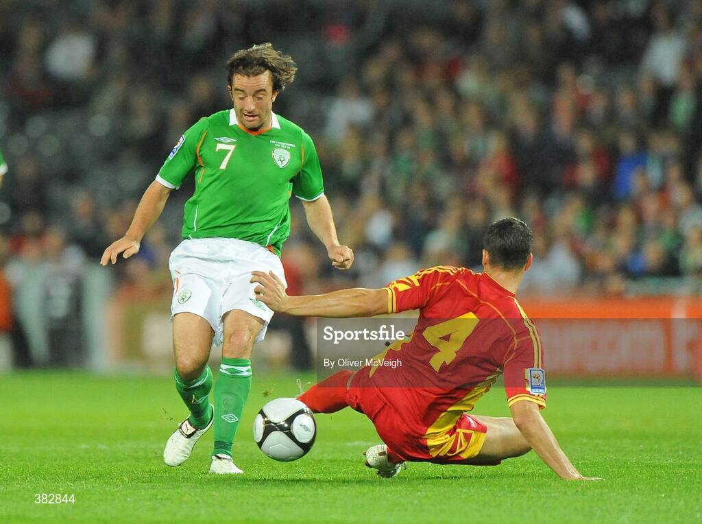 14 October 2009; Stephen Hunt, Republic of Ireland, in action against Milan Jovanovic, Montenegro. 2010 FIFA World Cup Qualifier, Republic of Ireland v Montenegro, Croke Park, Dublin. Picture credit: Oliver McVeigh / SPORTSFILE