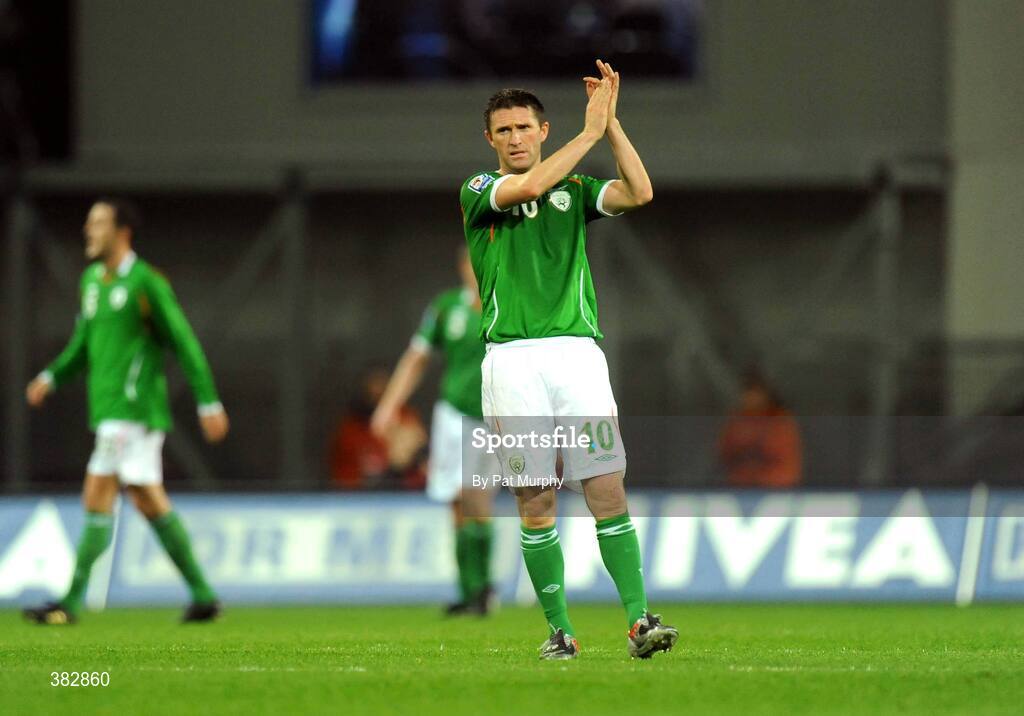 14 October 2009; Robbie Keane, Republic of Ireland, acknowledges the crowd at the end of the game. 2010 FIFA World Cup Qualifier, Republic of Ireland v Montenegro, Croke Park, Dublin. Picture credit: Pat Murphy / SPORTSFILE