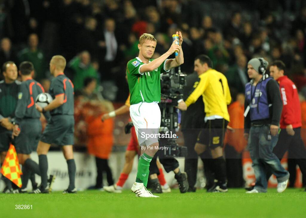14 October 2009; Damien Duff, Republic of Ireland, acknowledges the crowd at the end of the game. 2010 FIFA World Cup Qualifier, Republic of Ireland v Montenegro, Croke Park, Dublin. Picture credit: Pat Murphy / SPORTSFILE