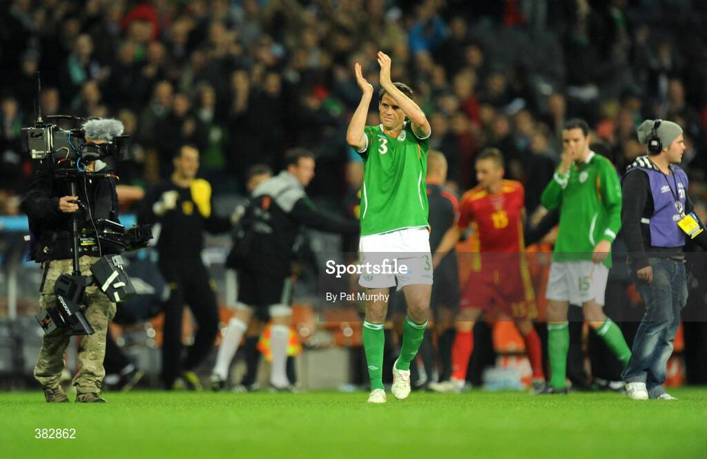 14 October 2009; Kevin Kilbane, Republic of Ireland, acknowledges the crowd at the end of the game which marked his 100th cap for his country. 2010 FIFA World Cup Qualifier, Republic of Ireland v Montenegro, Croke Park, Dublin. Picture credit: Pat Murphy / SPORTSFILE
