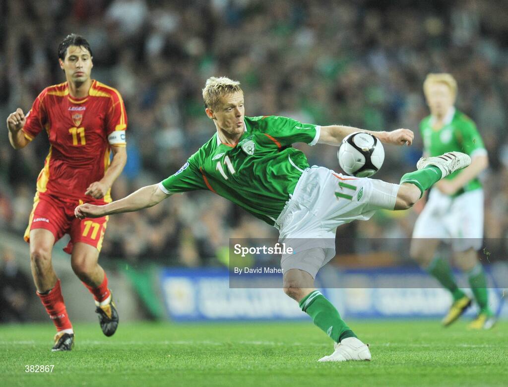 14 October 2009; Damien Duff, Republic of Ireland, in action against Montenegro. 2010 FIFA World Cup Qualifier, Republic of Ireland v Montenegro, Croke Park, Dublin. Picture credit: David Maher / SPORTSFILE